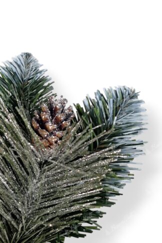 Künstlicher Weihnachtsbaum Silberkiefer,hat die Enden der Zweige mit Zapfen verziert