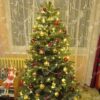 Künstlicher Weihnachtsbaum 3D Kanadische Tanne 180cm ist mit roten und goldenen Dekorationen geschmückt