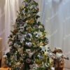 Künstlicher Weihnachtsbaum 3D Kanadische Tanne 180cm´ist mit weißen und goldenen Dekorationen geschmückt