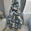 Künstlicher Weihnachtsbaum 3D Tränenkiefer mit Kunstschnee 150cm dekoriert mit blauen und weißen Weihnachtsornamenten