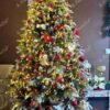 Künstlicher Weihnachtsbaum 3D Tanne mit Kunstschnee 180cm ist dicht mit goldenen und roten Dekorationen geschmückt