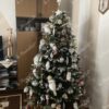 Künstlicher Weihnachtsbaum 3D Tanne mit Kunstschnee 180cm ist modern mit weißen und roten Dekorationen und Eulen geschmückt