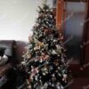 Künstlicher Weihnachtsbaum 3D Tanne mit Kunstschnee 180cm ist modern dekoriert mit Gold- und Kupferdekorationen und Christrosen