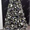 Künstlicher Weihnachtsbaum Kristallfichte 180cm ist mit weißen und blauen Verzierungen geschmückt
