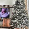 Künstlicher Weihnachtsbaum Kristallfichte 180cm befindet sich in dem Rattankorb im Wohnzimmer