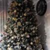 Künstlicher Weihnachtsbaum Kristallfichte 250cm ist mit schwarz-weißer Dekoration geschmückt