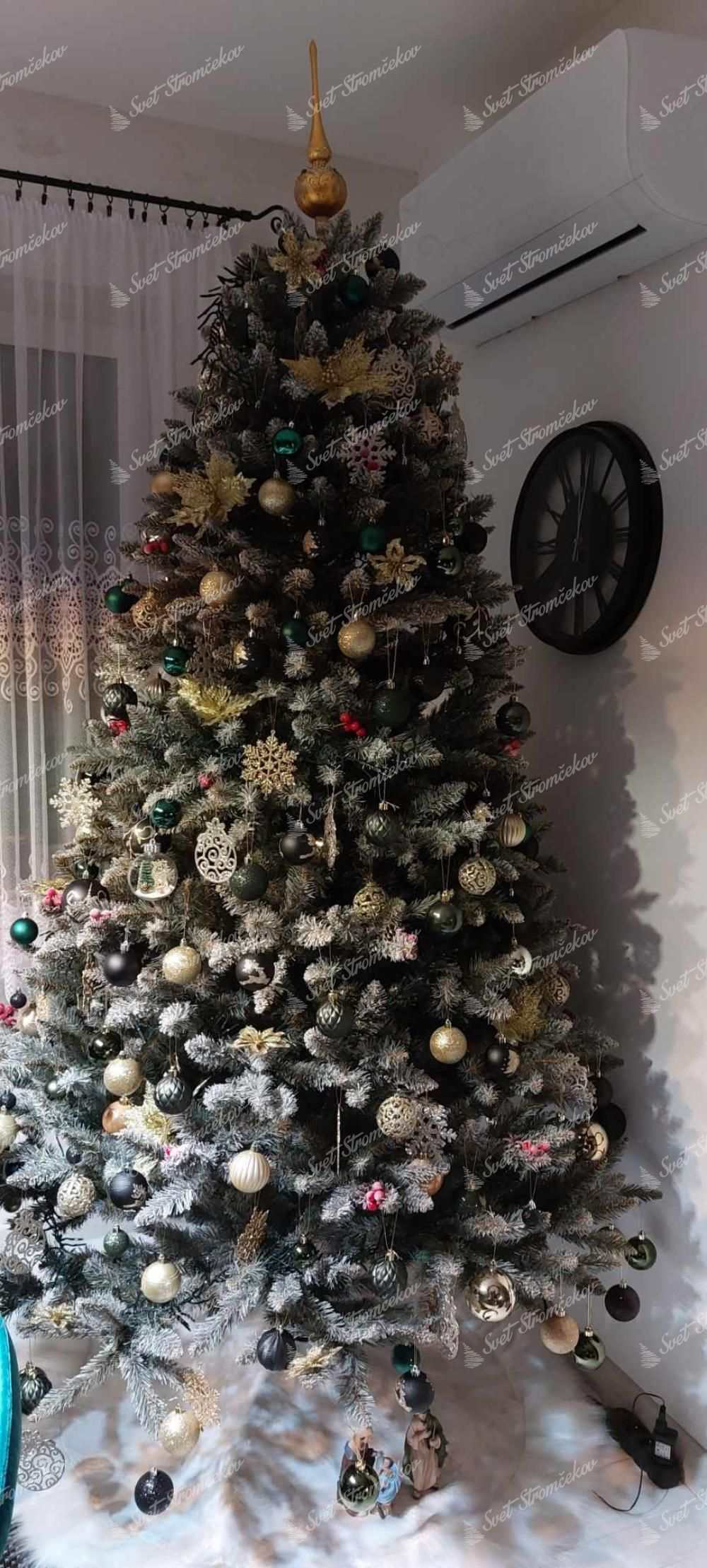 Umelý vianočný stromček Smrek Kryštálový 250cm, stromček je husto ozdobený zlatými, zelenými a čiernymi vianočnými ozdobami