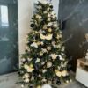 Künstlicher Weihnachtsbaum 3D Bergfichte 180cm ist geschmackvoll mit weißen, goldenen und schwarzen Dekorationen geschmückt und