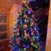 Künstlicher Weihnachtsbaum 3D Fichte Exklusiv 210cm ist modern dekoriert mit weißen und roten Dekorationen und Schleifen