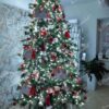 Künstlicher Weihnachtsbaum 3D Fichte Exklusiv 240cm ist geschmackvoll mit weißem und rotem Schmuck, Plüschtieren und Weihnachtsumschlägen dekoriert
