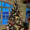 Künstlicher Weihnachtsbaum 3D Fichte Exklusiv 240cm ist geschmackvoll mit weißen und roten Dekorationen geschmückt