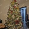 Künstlicher Weihnachtsbaum 3D Fichte Exklusiv 240cm ist geschmackvoll mit weißen und roten Dekorationen und Schleifen geschmückt