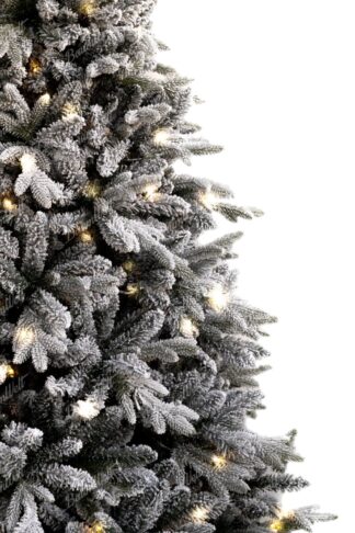 Künstlicher Weihnachtsbaum 3D Königsfichte mit LED Beleuchtung. Der Baum ist dick mit schnee bedeckt und er hat eine vorgewickelte LED Beleuchtung.