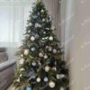 Künstlicher Weihnachtsbaum 3D Skandinavische Fichte 210cm ist mit weißen, blauen und silbernen Dekorationen geschmückt und