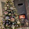 Künstlicher Weihnachtsbaum 3D Skandinavische Fichte 210cm ist mit weißen, rosa und silbernen Dekorationen verziert