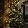 Künstlicher Weihnachtsbaum 3D Skandinavische Fichte 240cm ist mit roten und goldenen Verzierungen und getrockneten Früchten geschmückt