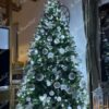 Künstlicher Weihnachtsbaum FULL 3D Finnische Fichte 210cm ist mit weißen Dekorationen geschmückt