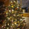 Künstlicher Weihnachtsbaum 3D Fichte Exklusiv 150cm ist modern mit goldenen und roten Dekorationen und Schleifen geschmückt