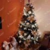 Künstlicher Weihnachtsbaum FULL 3D Alpenfichte 180cm ist mit weißem und rosa Schmuck und Christrosen geschmückt