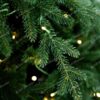 Vetvička vianočného stromčeka s realistickým 3D ihličím. Vetvička je omotaná LED vianočným osvetlením.