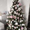 Künstlicher Weihnachtsbaum 3D Skandinavische Fichte 180cm ist mit weißen und rosa Dekorationen geschmückt und