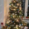 Künstlicher Weihnachtsbaum 3D Fichte Schmal 180cm ist mit rosa, weißen und blauen Dekorationen geschmückt