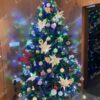 Künstlicher Weihnachtsbaum 3D Alpenfichte XL 210cm ist modern dekoriert mit weißem und rotem Schmuck und Christrosen