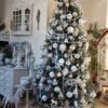 Künstlicher Weihnachtsbaum 3D Eisfichte Schmal 210cm ist dicht mit weißen Dekorationen geschmückt und