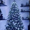 Künstlicher Weihnachtsbaum 3D Kaukasus-Tanne XL 210cm ist dicht mit weißen und silbernen Dekorationen geschmückt