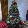 Künstlicher Weihnachtsbaum 3D Kaukasus-Tanne XL 210cm ist mit goldenen und roten Dekorationen geschmückt