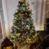 Künstlicher Weihnachtsbaum 3D Kaukasus-Tanne XL 210cm ist mit weißen, roten und goldenen Dekorationen geschmückt