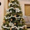 Künstlicher Weihnachtsbaum 3D Kaukasus-Tanne XL 210cm ist mit weißen und goldenen Dekorationen geschmückt