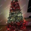 Künstlicher Weihnachtsbaum FULL 3D Eisfichte 180cm ist mit weißen und goldenen Verzierungen geschmückt