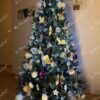 Künstlicher Weihnachtsbaum FULL 3D Kanadische Hemlocktanne 180cm ist mit weißen, goldenen und rosa Dekorationen geschmückt
