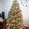 Künstlicher Weihnachtsbaum FULL 3D Kanadische Hemlocktanne 210cm ist mit weißen und goldenen Dekorationen geschmückt