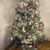 Künstlicher Weihnachtsbaum Silberfichte 150cm ist mit roten und weißen Dekorationen verziert