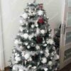 Künstlicher Weihnachtsbaum Silberfichte 180cm ist mit weißen und silbernen Verzierungen geschmückt