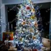 Künstlicher Weihnachtsbaum Silberfichte 250cm ist dicht mit weißen und goldenen Dekorationen aus Kranzrosen verziert