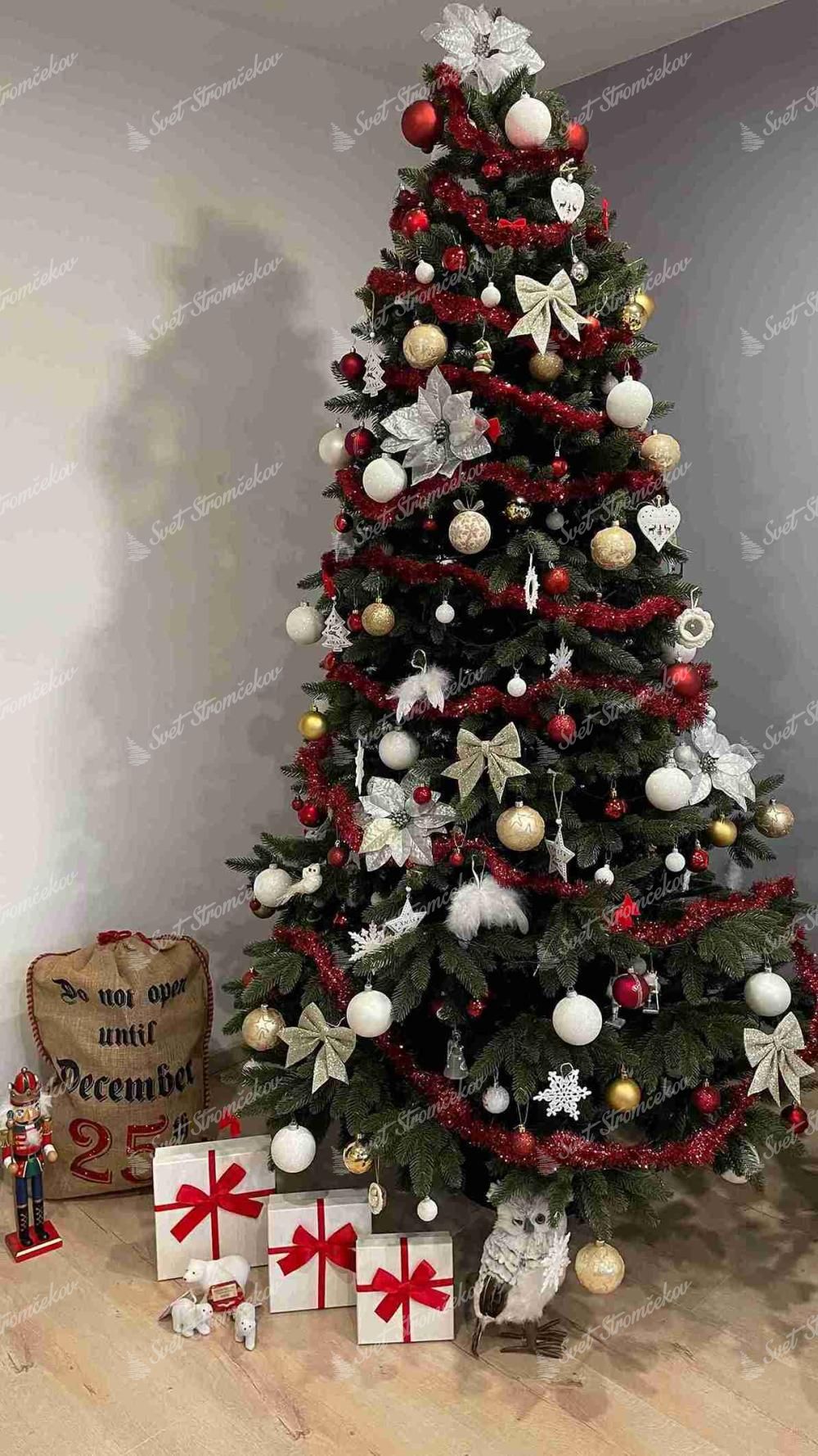 Vianočný stromček FULL 3D Jedľa Kanadská 240cm, stromček je ozdobený červenými, zlatými a bielymi ozdobami