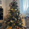 Künstlicher Weihnachtsbaum 3D Bergfichte mit LED-Beleuchtung 180cm LED ist geschmackvoll mit weißen und roten Dekorationen geschmückt und