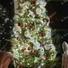 Künstlicher Weihnachtsbaum 3D Kaukasus-Tanne 150cm ist mit weißen und roten Dekorationen geschmückt