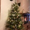 Künstlicher Weihnachtsbaum 3D Kaukasus-Tanne 150cm ist mit Gold- und Holzverzierungen geschmückt