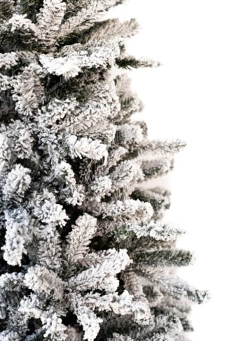 Künstlicher Weihanchtsbaum Nordische Fichte mit Kunstschnee. Der Baum ist dick mit Schnee bedeckt.
