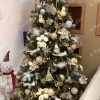 Künstlicher Weihnachtsbaum 3D Tränen-Kiefer 180cm Weihnachtsbaum mit weißen und goldenen Ornamenten geschmückt