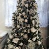 Künstlicher Weihnachtsbaum 3D Tränen-Kiefer 240cm Weihnachtsbaum mit weißen Ornamenten geschmückt
