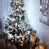 Künstlicher Weihnachtsbaum 3D Tränen-Kiefer mit Kunstschnee 180cm Weihnachtsbaum mit weißen und rosa Ornamenten geschmückt