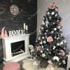 Künstlicher Weihnachtsbaum 3D Tränen-Kiefer mit Kunstschnee 210cm Weihnachtsbaum mit weißen und rosa Ornamenten geschmückt