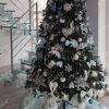 Künstlicher Weihnachtsbaum 3D Tränen-Kiefer mit Kunstschnee 240cm Weihnachtsbaum mit weißen und blauen Ornamenten geschmückt