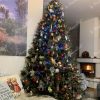 Künstlicher Weihnachtsbaum FULL 3D Alpenfichte 210cm Weihnachtsbaum mit bunten Ornamenten geschmückt