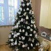 Künstlicher Weihnachtsbaum FULL 3D Alpenfichte 210cm Weihnachtsbaum mit weißen Ornamenten geschmückt